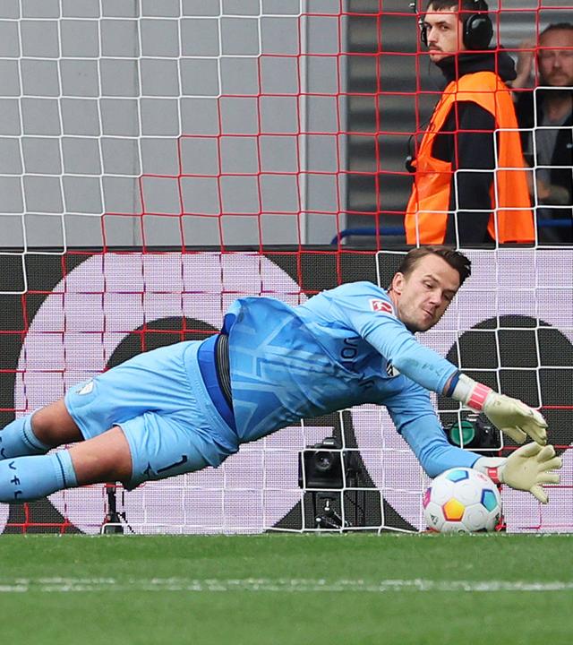 Bochums Torwart Manuel Riemann hält einen Elfmeter von Leipzigs Xavi Simons am 07.10.2023.