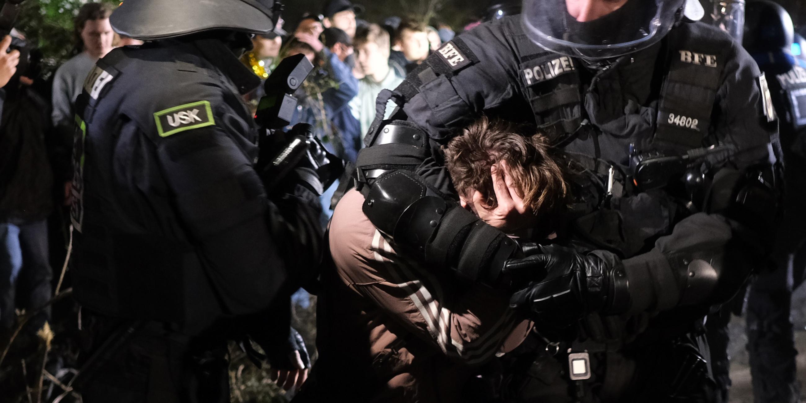 Demonstrant wird von der Polizei in Leipzig in Gewahrsam genommen