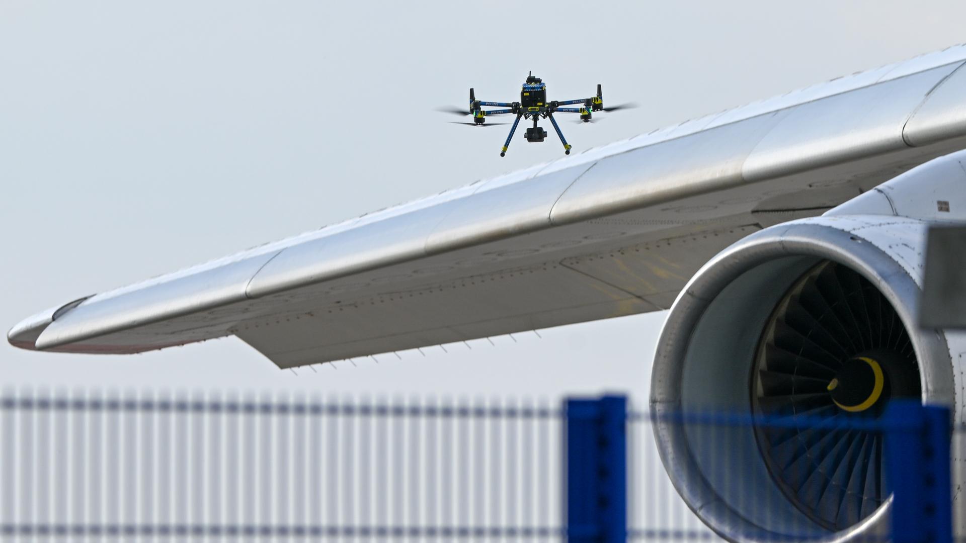 Nach dem nächtlichen Drohnen-Vorfall am Flughafen Leipzig/Halle haben Spezialisten der Bundespolizei eine Drohne mit einer Sprengvorrichtung entschärft. Nach dem nächtlichen Drohnen-Vorfall am Flughafen Leipzig/Halle haben Spezialisten der Bundespolizei eine Sprengvorrichtung entschärft.