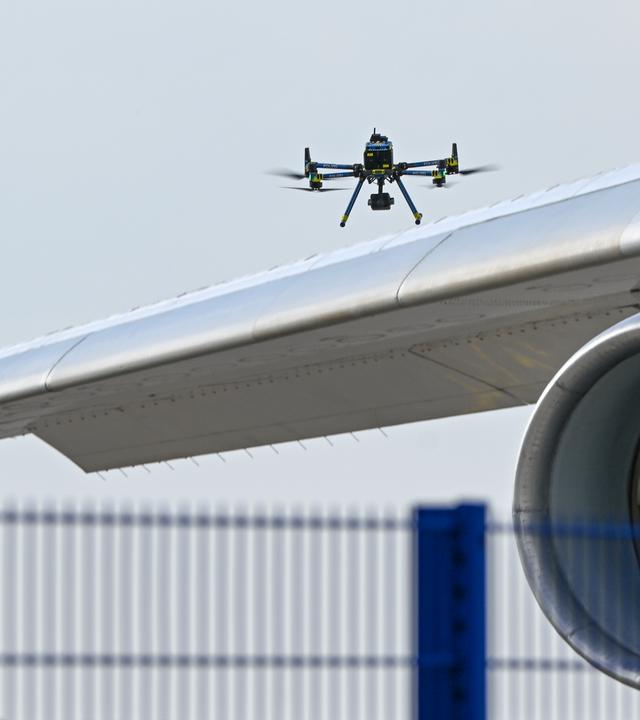 Nach dem nächtlichen Drohnen-Vorfall am Flughafen Leipzig/Halle haben Spezialisten der Bundespolizei eine Drohne mit einer Sprengvorrichtung entschärft. Nach dem nächtlichen Drohnen-Vorfall am Flughafen Leipzig/Halle haben Spezialisten der Bundespolizei eine Sprengvorrichtung entschärft.