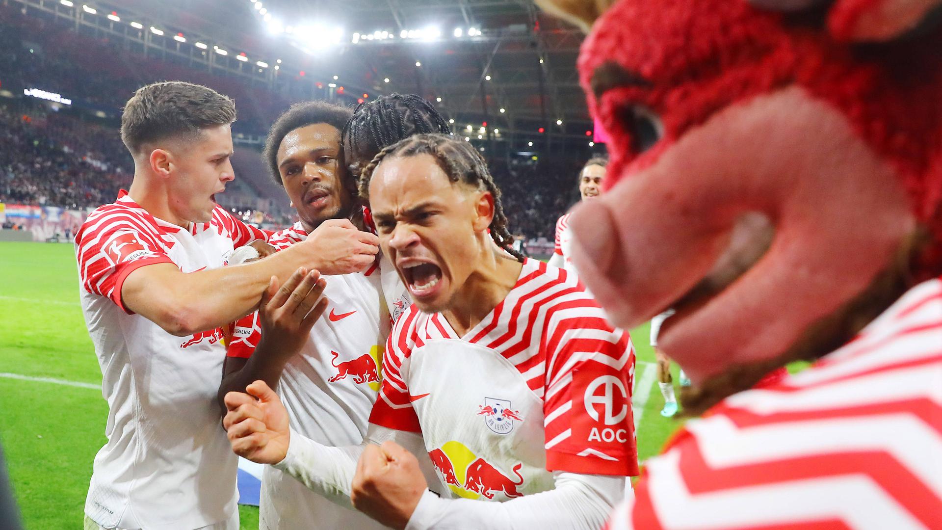 Leipziger Spieler jubeln zusammen mit Maskottchen