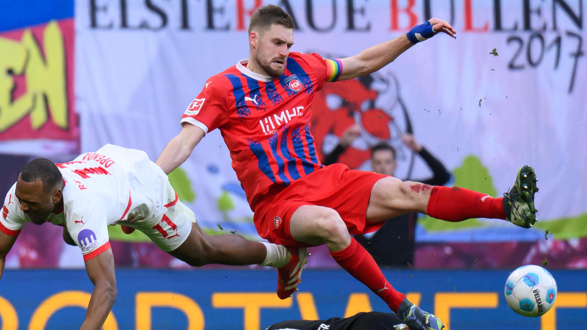 Leipzigs Lois Openda wird von Heidenheims Torhüter Kevin Müller und Patrick Mainka gestoppt.