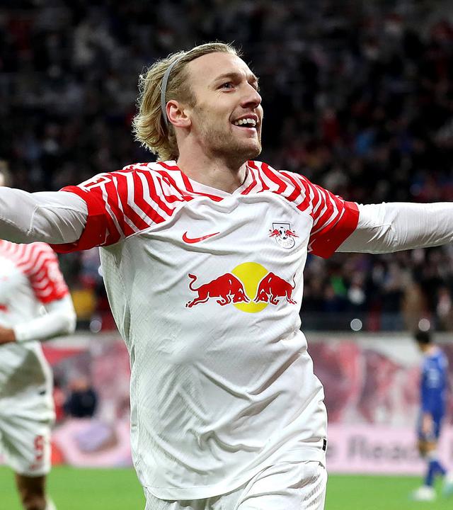 Emil Forsberg (10, RB Leipzig) jubelt über sein Tor zum 2:1. 