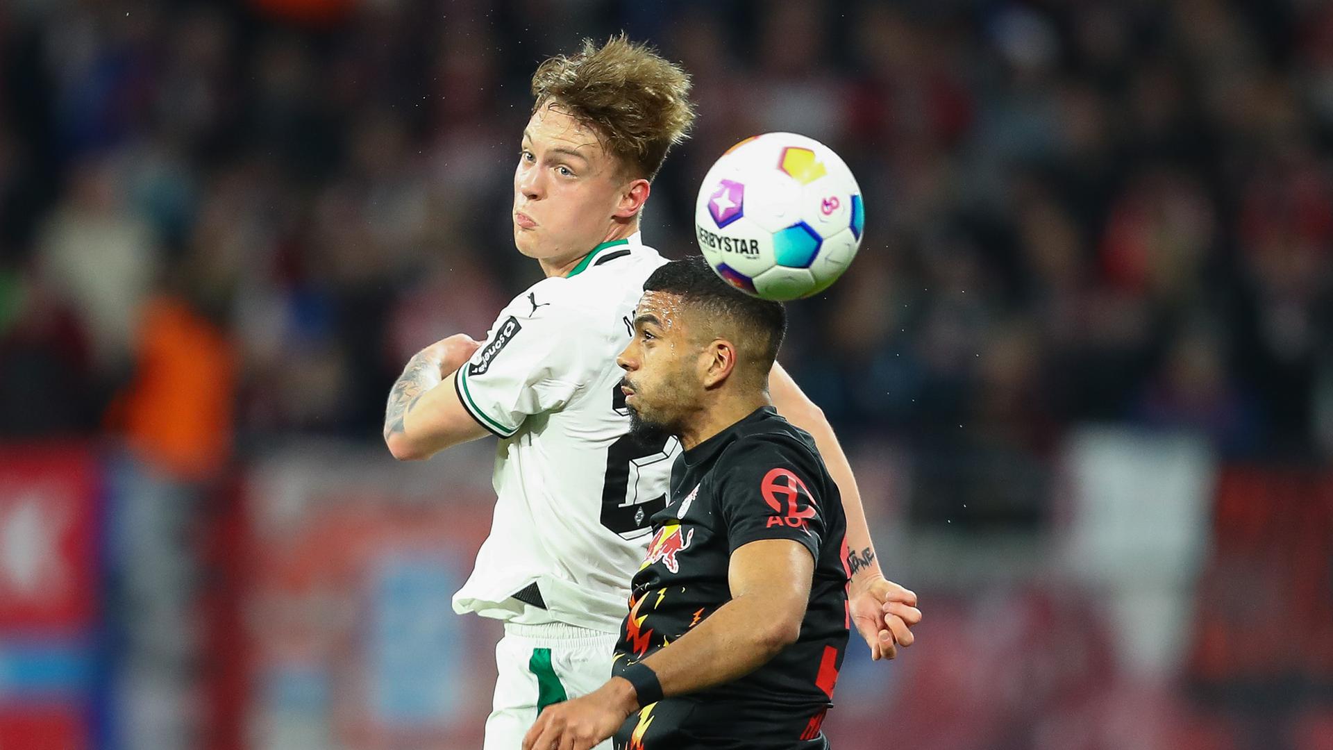 v.l. Luca Netz (Gladbach, 20) und Benjamin Henrichs (Leipzig, 39) im Zweikampf.