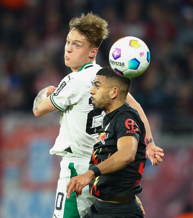 v.l. Luca Netz (Gladbach, 20) und Benjamin Henrichs (Leipzig, 39) im Zweikampf.