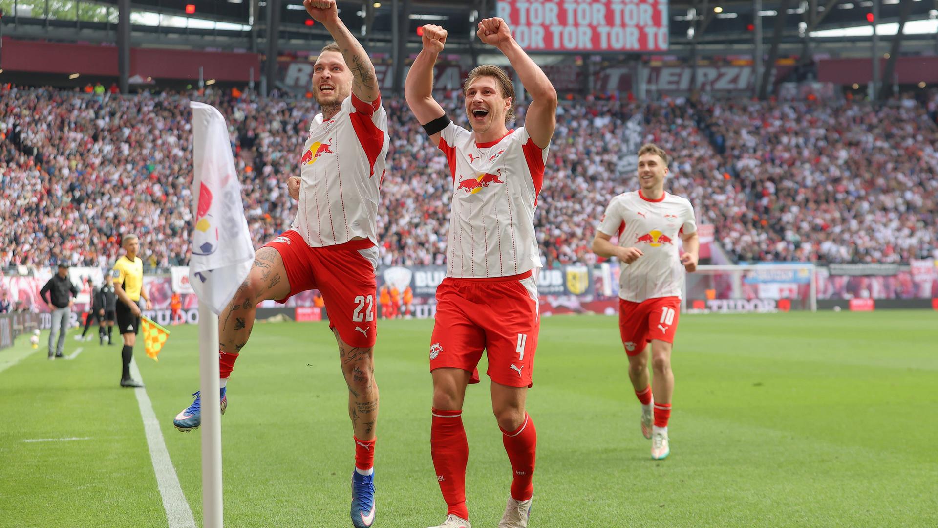 Die Leipziger Willi Orban und David Raum jubeln an der Eckfahne nach Orbans Treffer zum 2:0 in der Partie gegen den FC St. Pauli