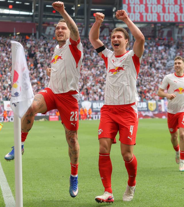 Die Leipziger Willi Orban und David Raum jubeln an der Eckfahne nach Orbans Treffer zum 2:0 in der Partie gegen den FC St. Pauli