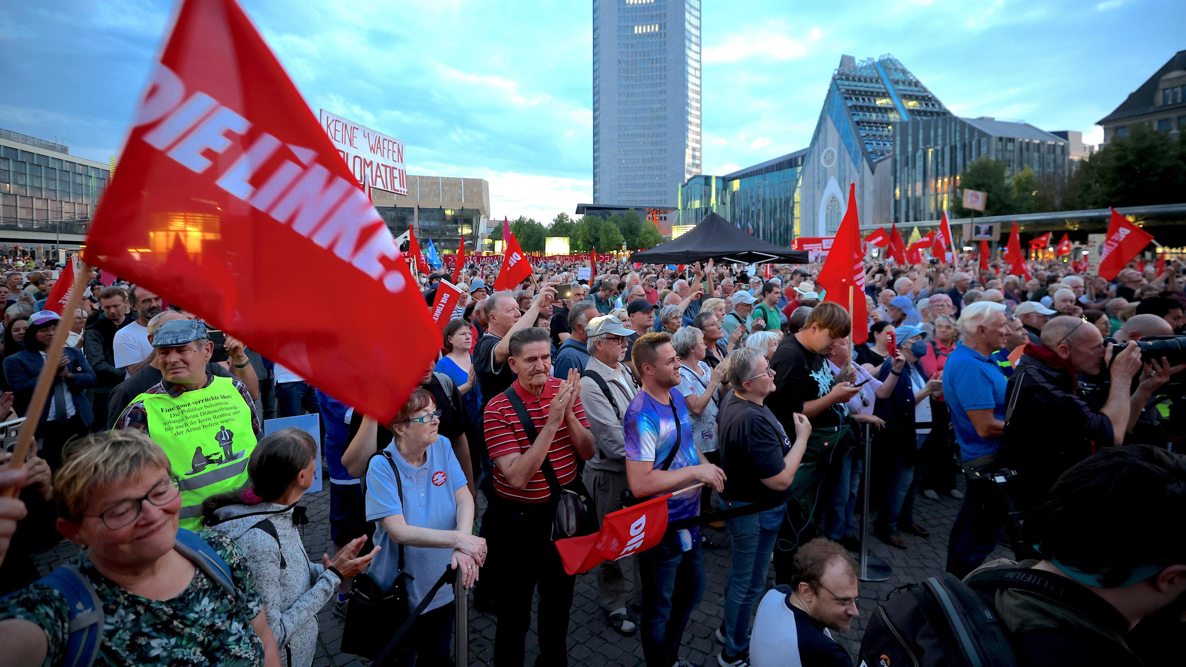 Sachsen, Leipzig: Teilnehmer einer linken Demonstration gegen die Energie- und Sozialpolitik der Bundesregierung stehen auf dem Augustusplatz.