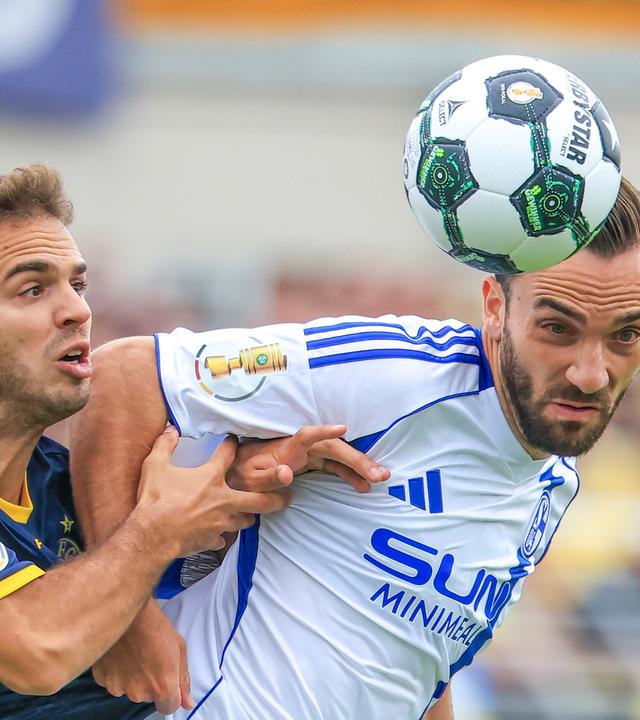 Farid Abderrahmane (l, 1. FC Lokomotive Leipzig) und Kenan Karaman (FC Schalke 04) kämpfen um den Ball.