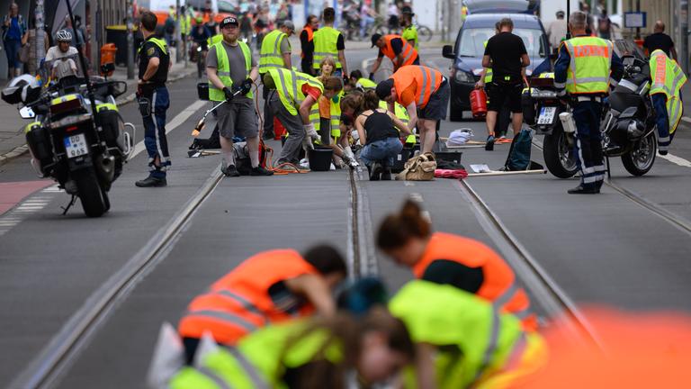 Leipzig: Freiwillige Helferinnen und Helfer befreien im Zentrum Straßenbahnschienen von verklebter Fugenmasse