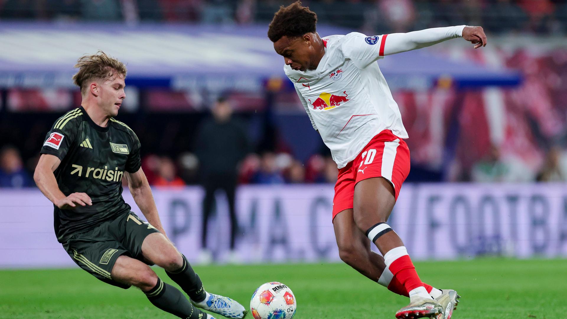 Leipzigs Mittelfeldspieler Assan Ouedraogo kann sich im Zweikampf gegen Union Berlins Mittelfeldspieler András Schäfer durchsetzen 