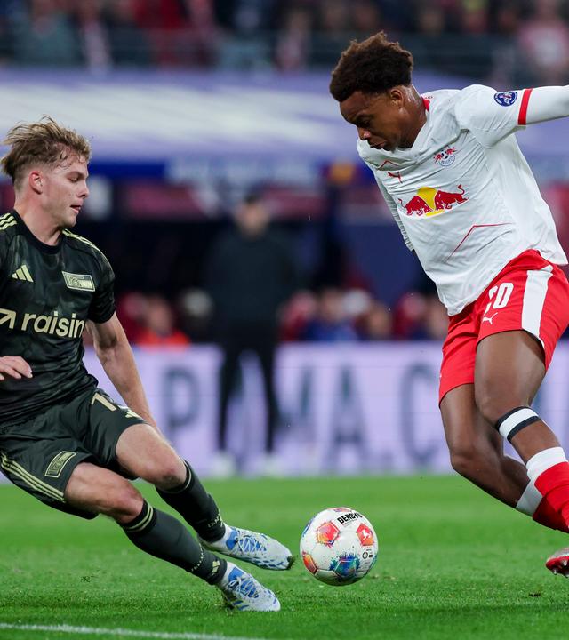 Leipzigs Mittelfeldspieler Assan Ouedraogo kann sich im Zweikampf gegen Union Berlins Mittelfeldspieler András Schäfer durchsetzen 