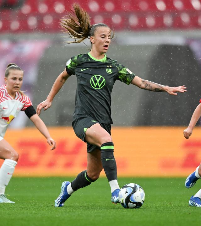 Leipzigs Luca Graf, Wolfsburgs Lynn Wilms und Leipzigs Vanessa Fudalla kämpfen um den Ball beim Spiel am 15.10.2023. 