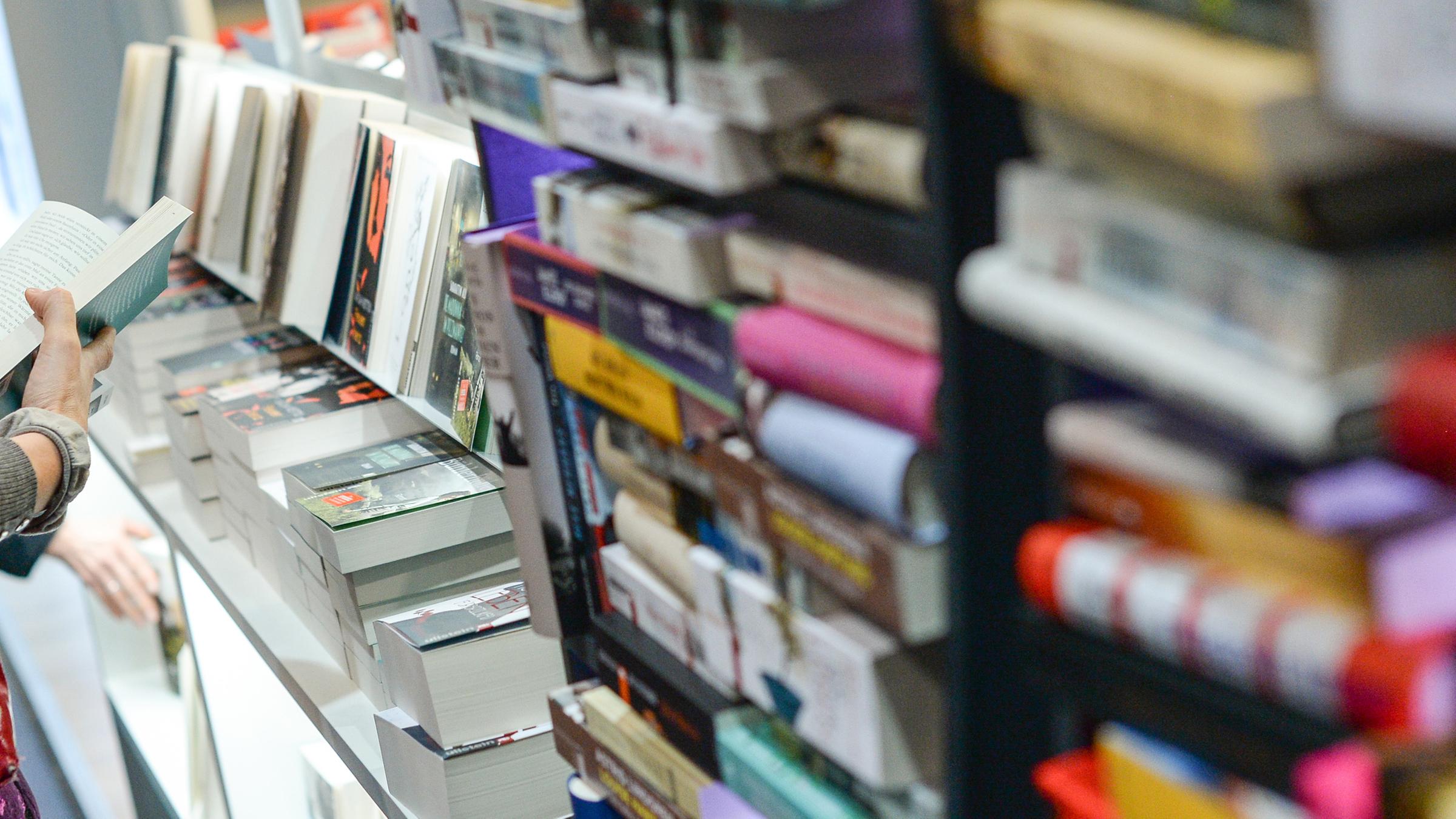 Archiv: Bücher liegen am Stand eines Buchverlages in den Hallen auf der Leipziger Buchmesse am 16.03.2018