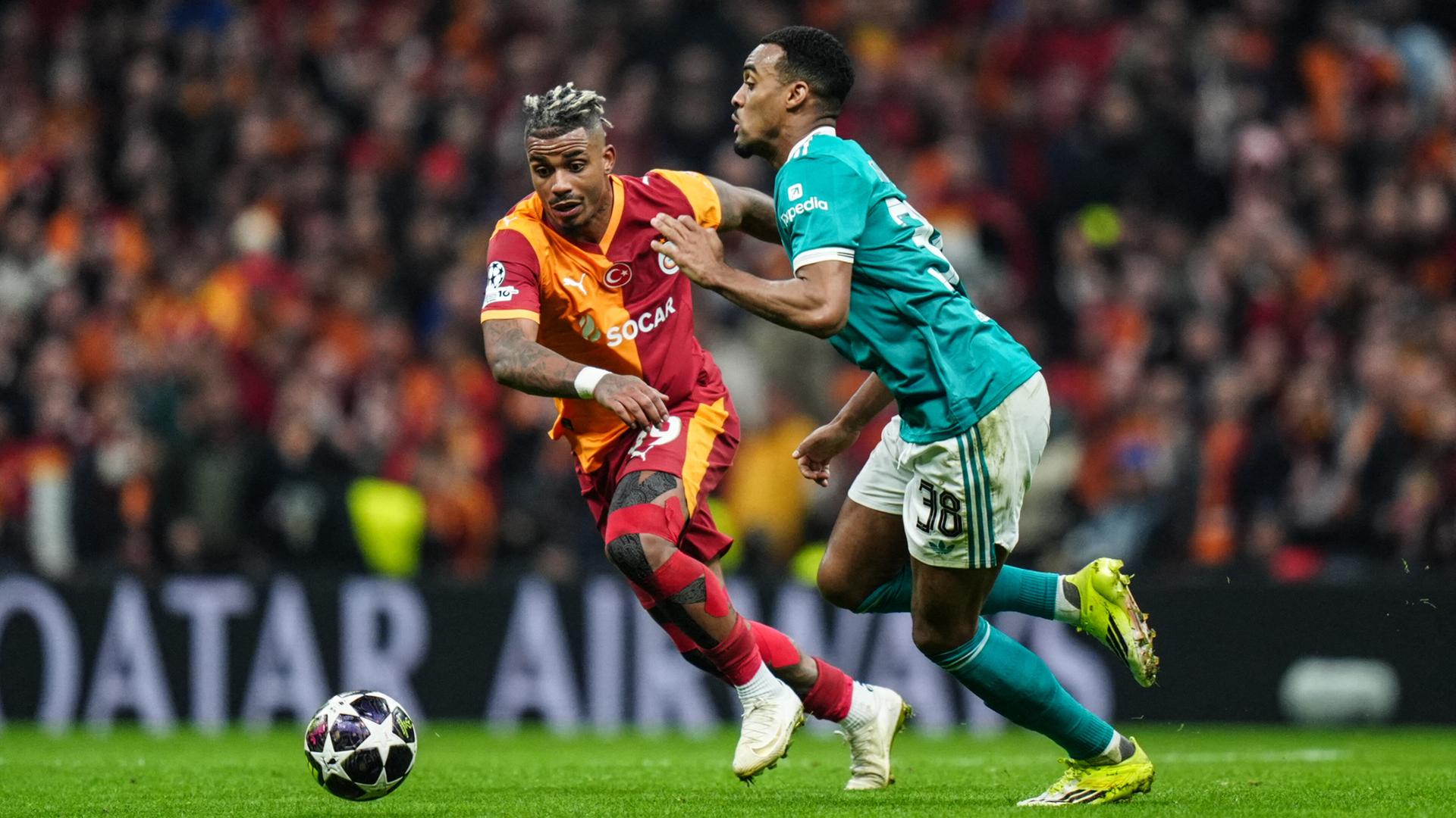 Istanbuls Mittelfeldspieler Mario Lemina kann sich im Zweikampf mit Liverpools Mittelfeldspieler Ryan Gravenberch durchsetzen