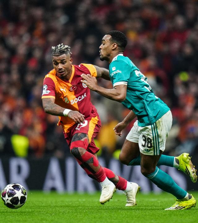 Istanbuls Mittelfeldspieler Mario Lemina kann sich im Zweikampf mit Liverpools Mittelfeldspieler Ryan Gravenberch durchsetzen