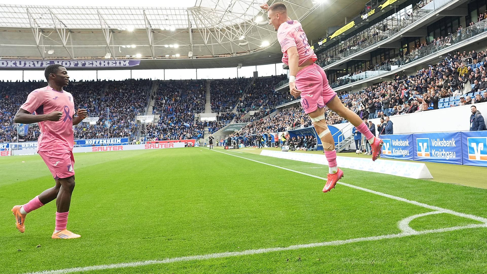 Tim Lemperle (Hoffenheim) jubelt über den Sieg im Spiel gegen Heidenheim.