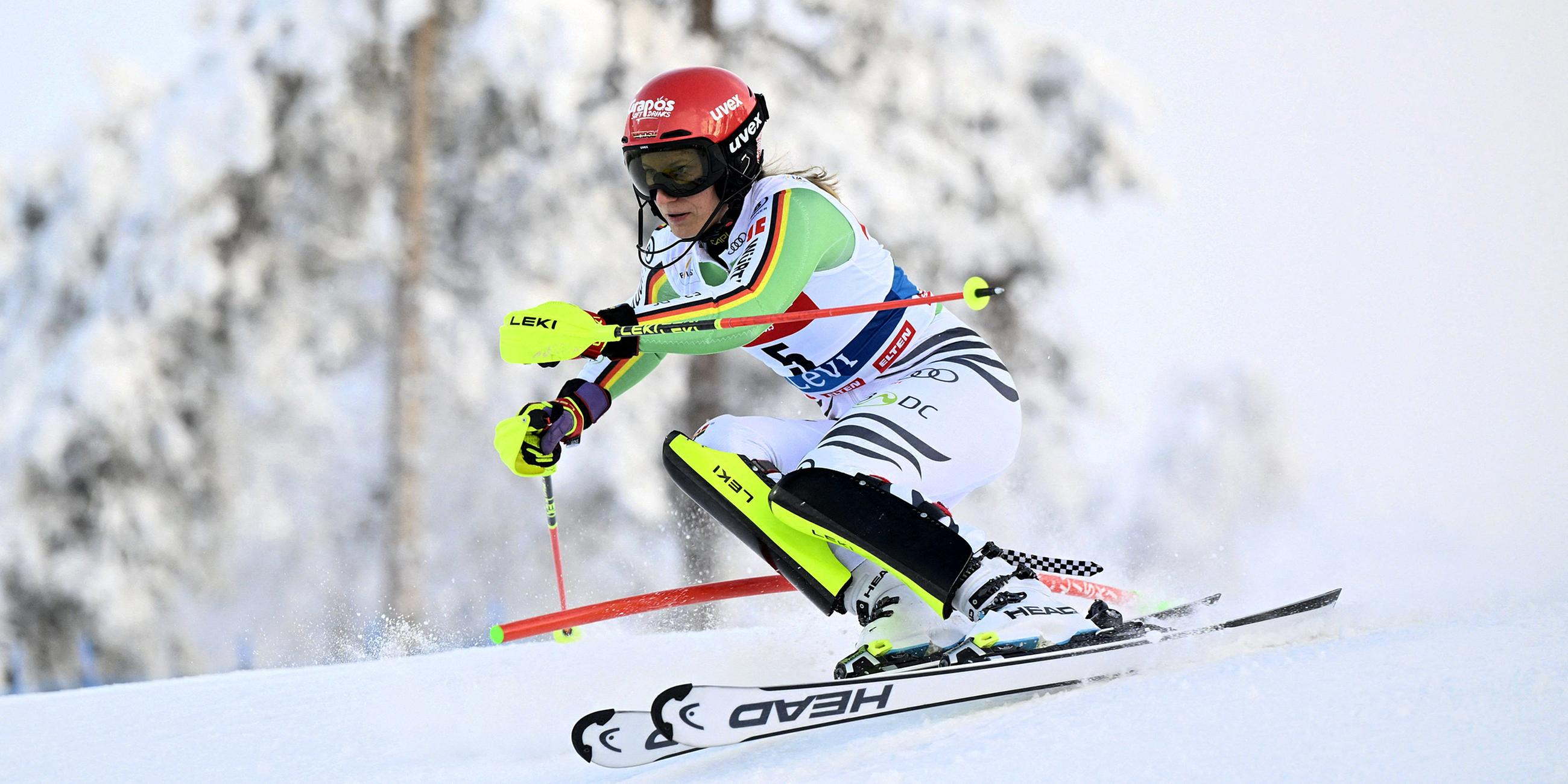 Lena Dürr aus Deutschland in Aktion während des ersten Durchgangs des Damen-Slalomrennens beim FIS-Skiweltcup. 