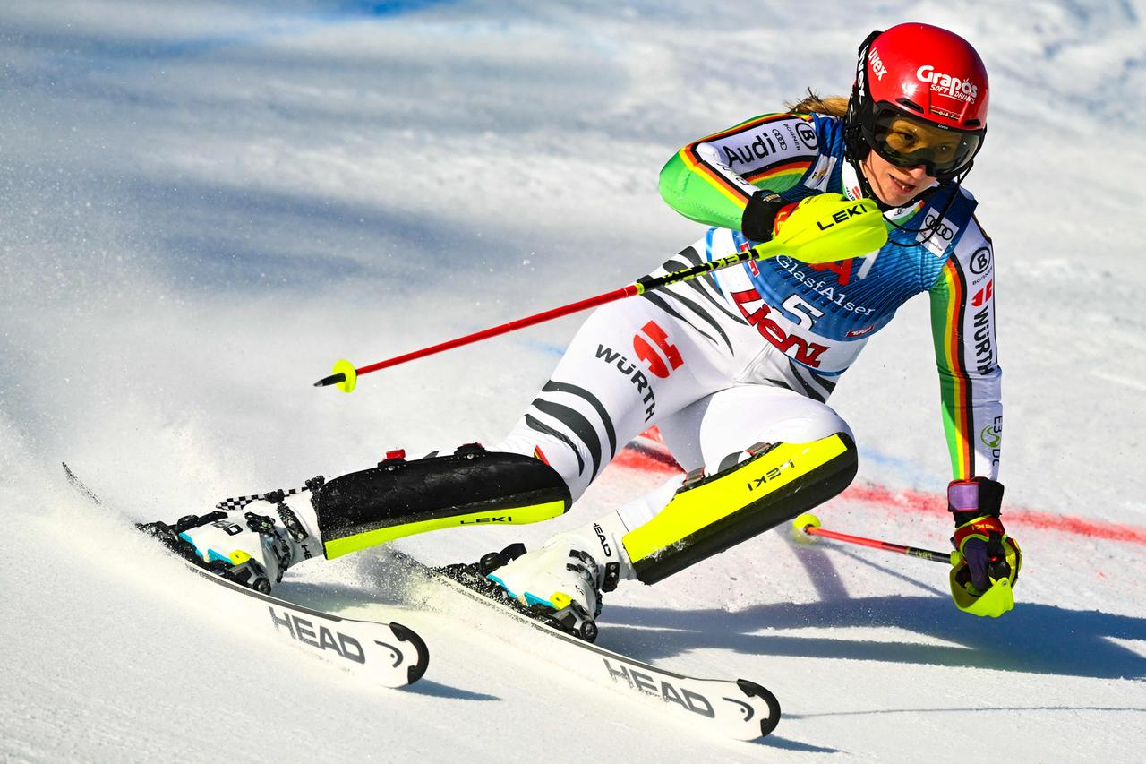 Die deutsche Lena Dürr am 29.12.2023 beim FIS Alpinen Skiweltcup in Lienz.
