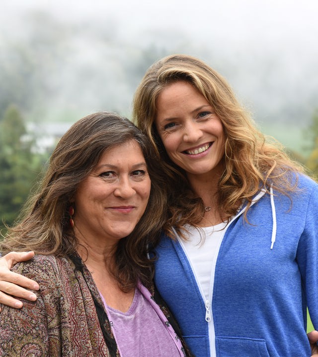 "Lena Lorenz - Entscheidung fürs Leben": Lena Lorenz (Patricia Aulitzky) und ihre Mutter Eva (Eva Mattes) stehen Arm in Arm nebeneinander. Die beiden stehen im Grünen und lachen in die Kamera.