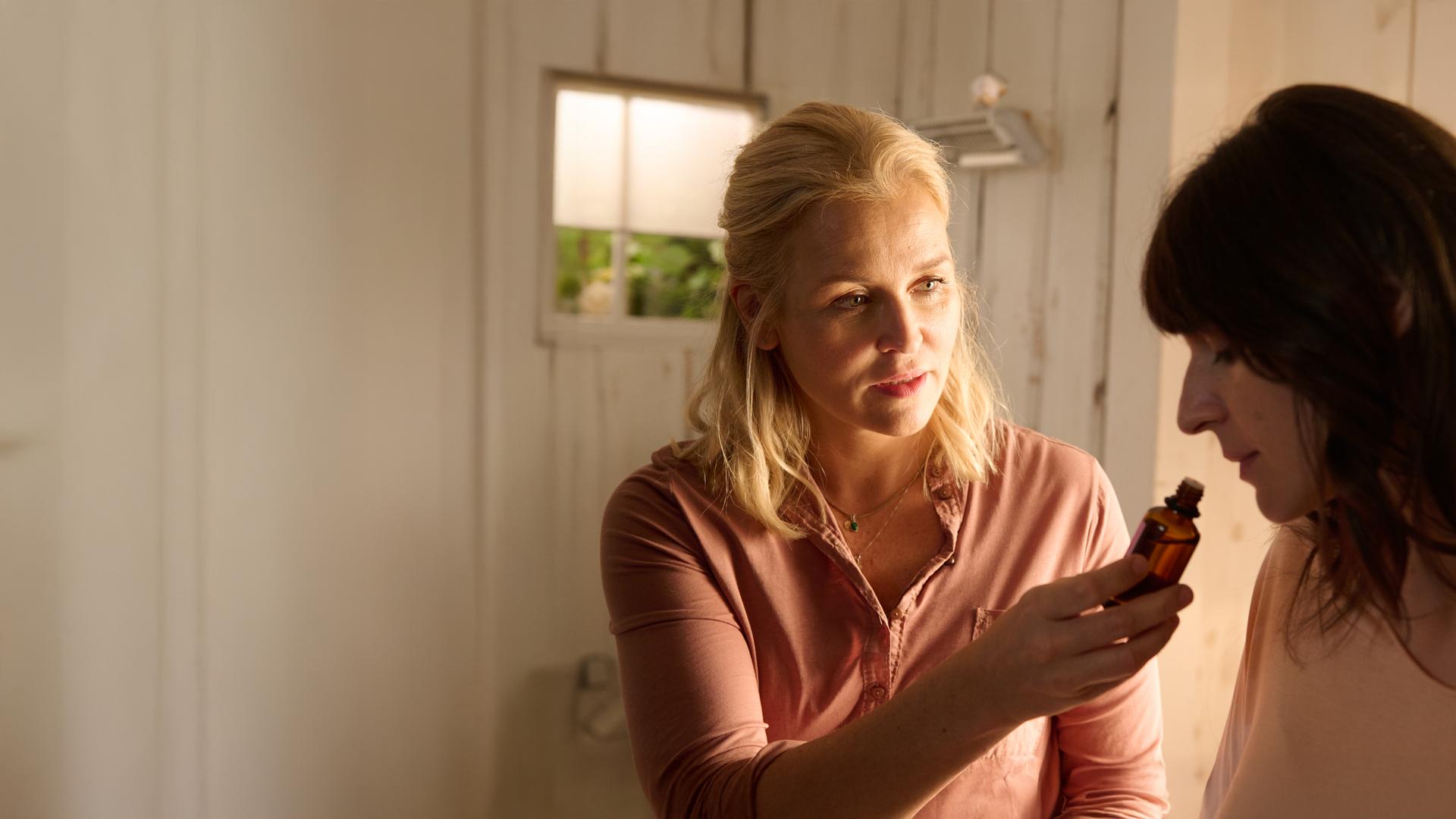 "Lena Lorenz - Flaschenkind": Nahaufnahme: Lena Lorenz (Judith Hoersch) lässt die Bianca Leitner (Eva Bay) an einem kleinen Fläschchen riechen.