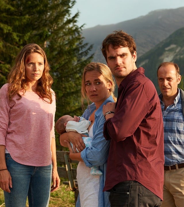 "Lena Lorenz - Spurlos verschwunden": Das Ehepaar Kathrin (Annina Hellenthal) und Herbie Draxler (Marian Kindermann) mit ihrem Säugling, daneben Lena Lorenz (Patricia Aulitzky) und Kommissar Gangl (Anton Algrang).
