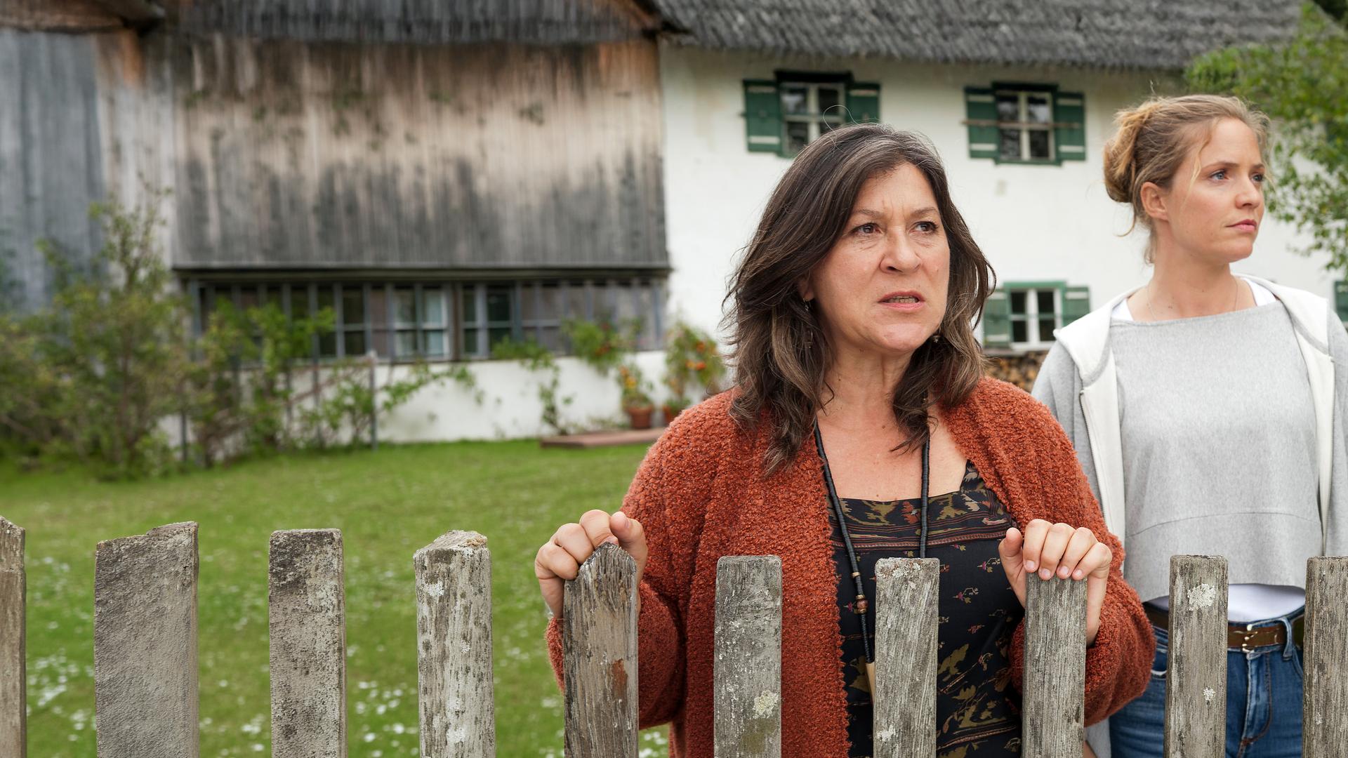 Lena Lorenz (Patricia Aulitzky, r.) und ihre Mutter Eva (Eva Mattes) liegen sich oft in den Haaren. Die Zukunft des Bauernhofes steht auf dem Spiel.