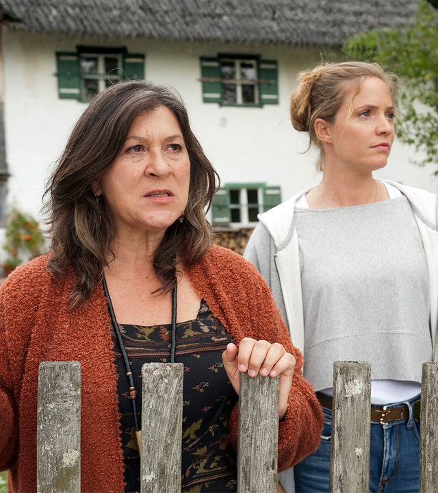 Lena Lorenz (Patricia Aulitzky, r.) und ihre Mutter Eva (Eva Mattes) liegen sich oft in den Haaren. Die Zukunft des Bauernhofes steht auf dem Spiel.