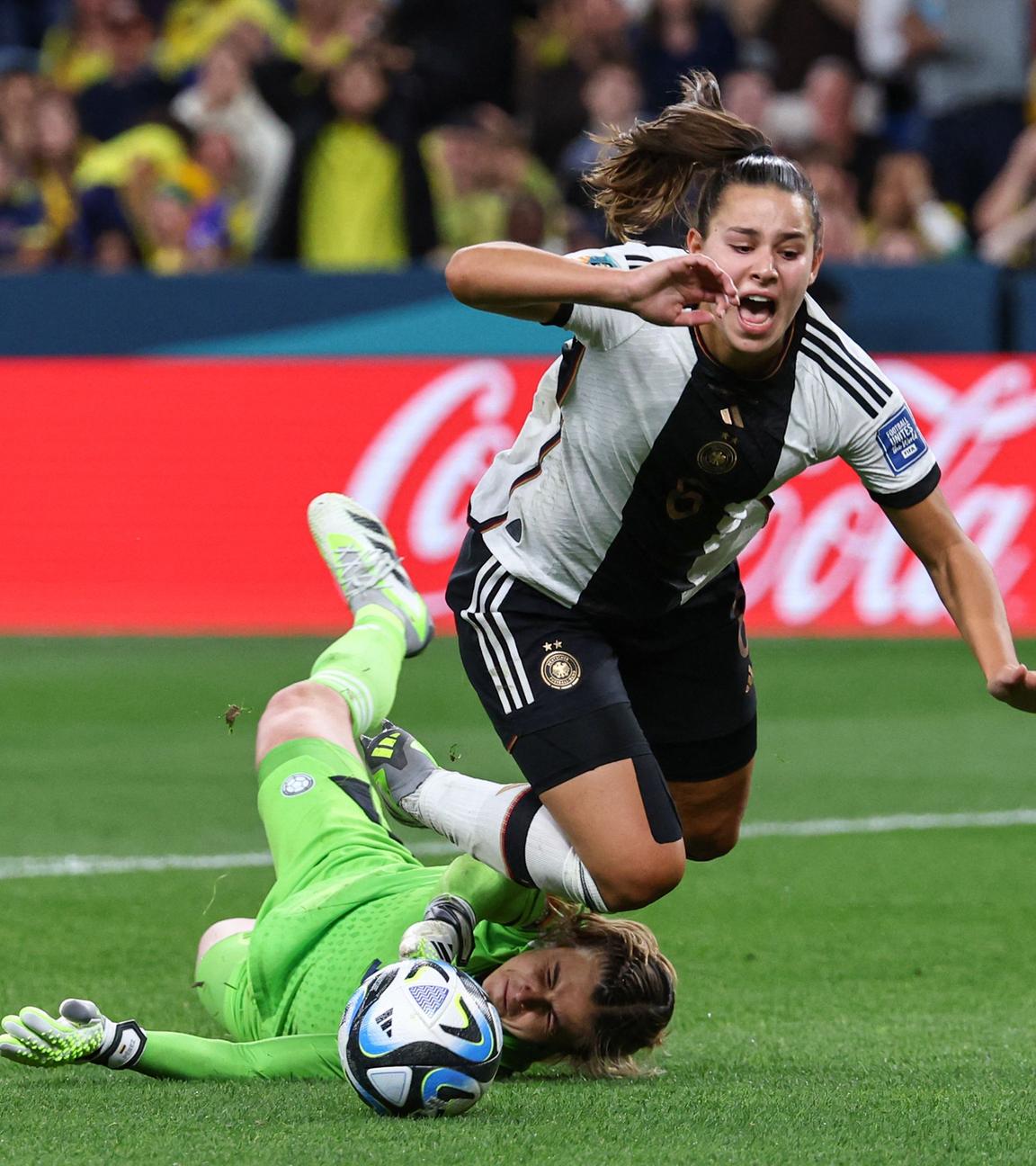 Lena Oberdorf wird im WM-Spiel gegen Kolumbien von Torhütererin Catalina Perez gefoult.