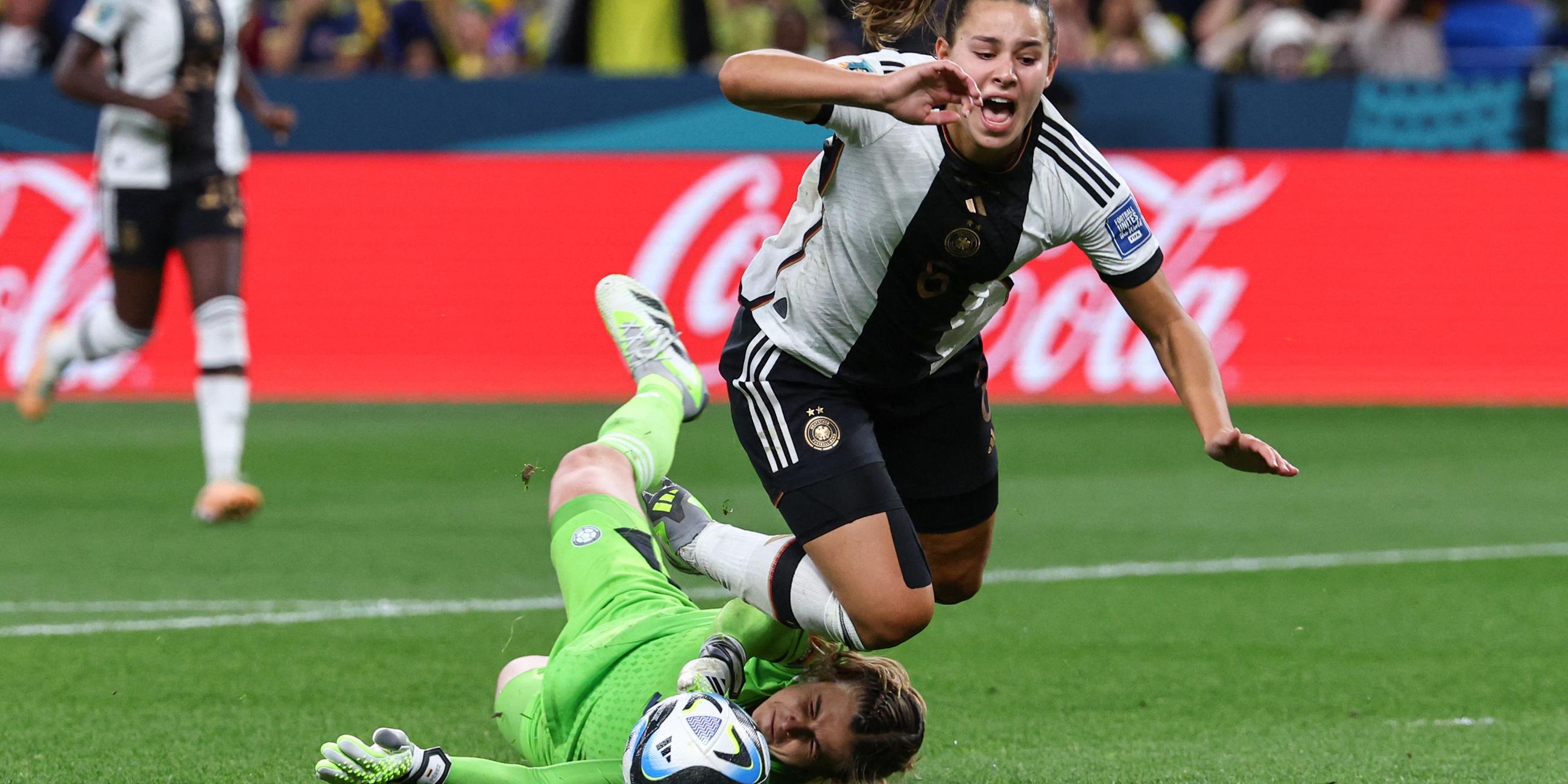 Lena Oberdorf wird im WM-Spiel gegen Kolumbien von Torhütererin Catalina Perez gefoult.