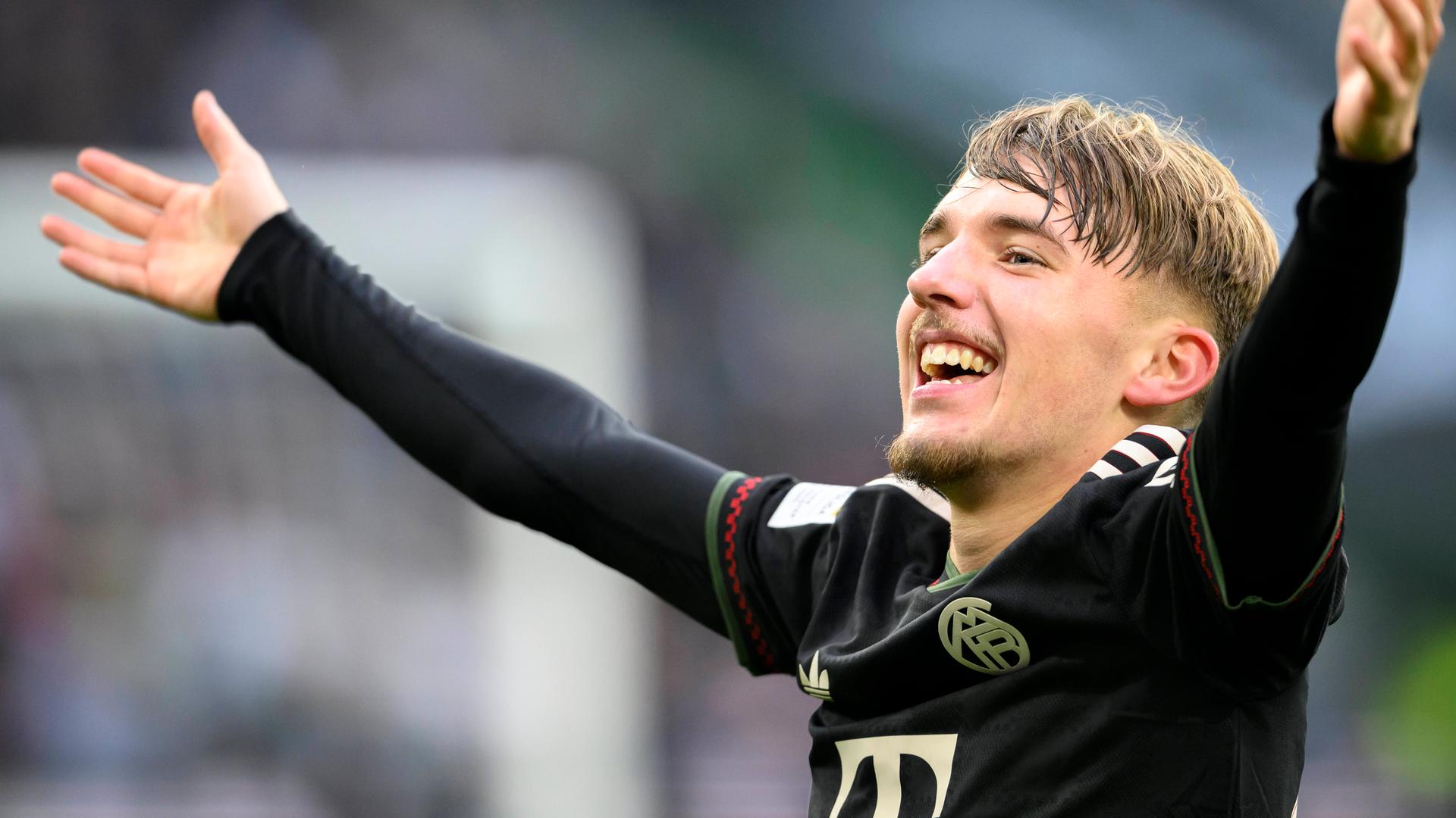 Lennart Karl vom FC Bayern München geht nach seinem Topr zum 3:0 jbelnd auf die Knie.