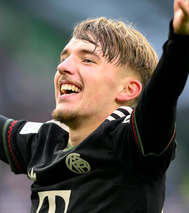 Lennart Karl vom FC Bayern München geht nach seinem Topr zum 3:0 jbelnd auf die Knie.