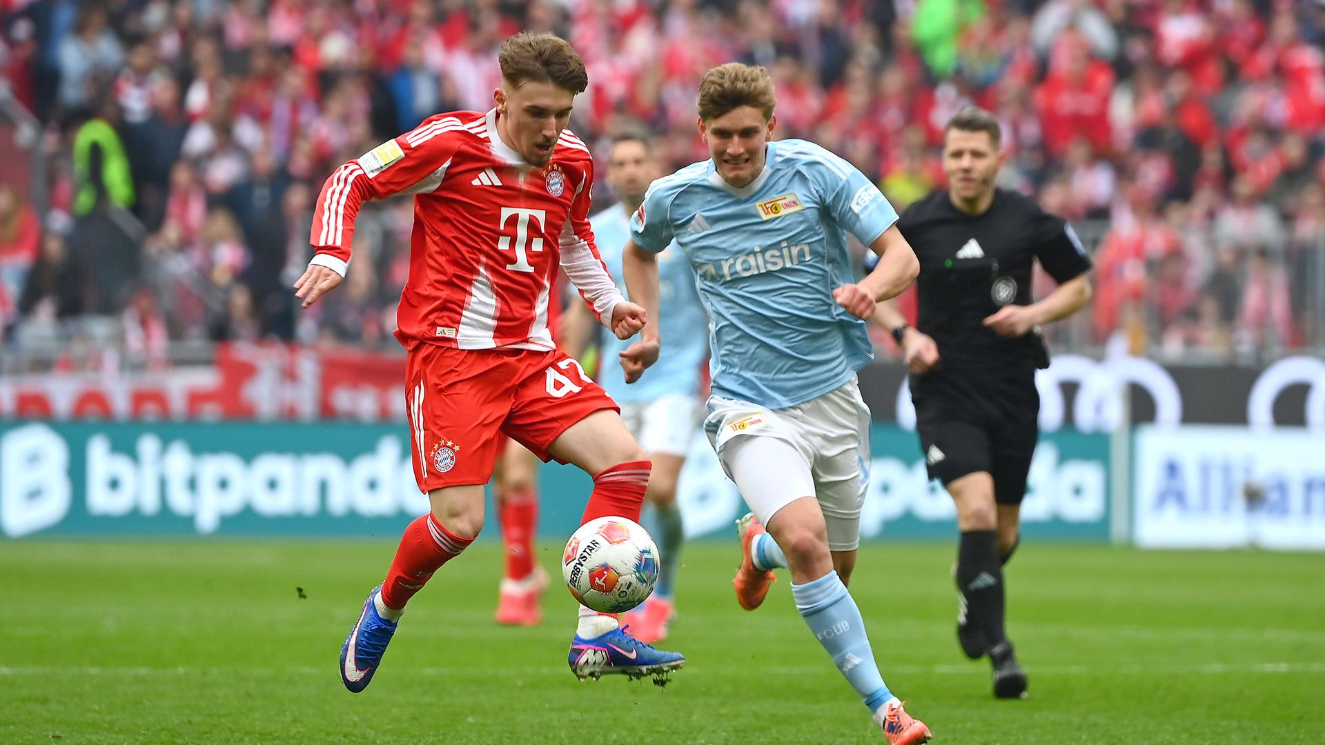 Lennart Karl (Bayern München) und Aljoscha Kemlein (Union Berlin) kämpfen. 