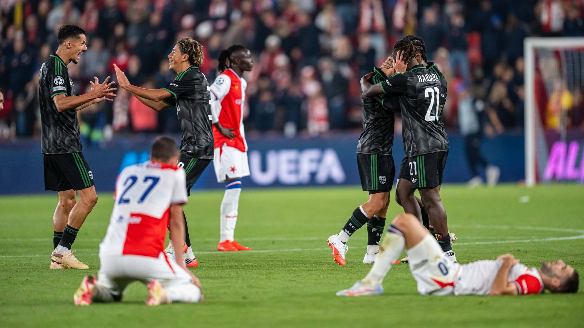 Die Spieler des RC Lens jubeln nach dem 3:2 Sieg gegen Slavia Prag in der Champions League 