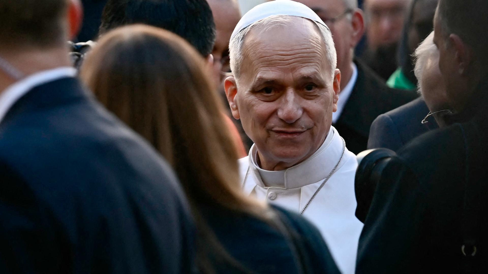 Papst Leo XIV. steht inmitten vieler Personen. Er begrüßt Menschen bei seiner Ankunft zu einem Pastoralbesuch in der Basilika Sacro Cuore di Gesù im römischen Stadtteil Castro Pretorio im Februar 2026.