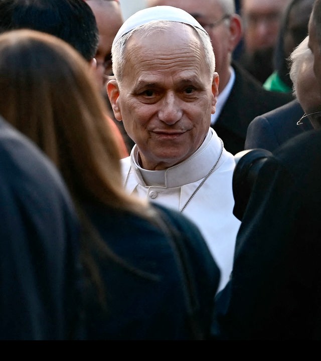 Papst Leo XIV. steht inmitten vieler Personen. Er begrüßt Menschen bei seiner Ankunft zu einem Pastoralbesuch in der Basilika Sacro Cuore di Gesù im römischen Stadtteil Castro Pretorio im Februar 2026.