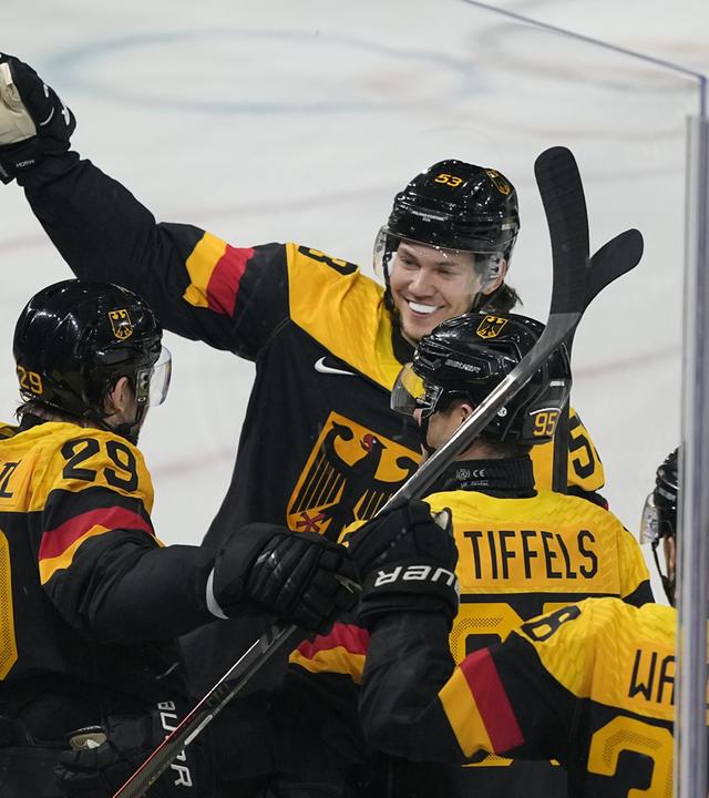 Leon Draisaitl (Deutschland / links) wird gefeiert.