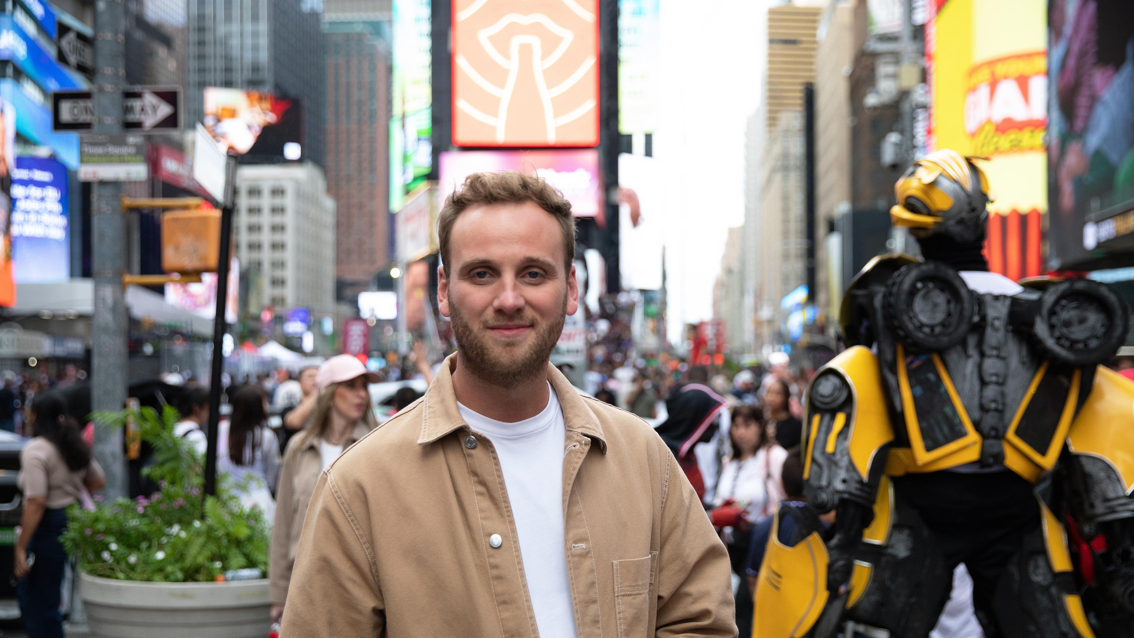 Leon Windscheid steht auf dem Times Square in New York.