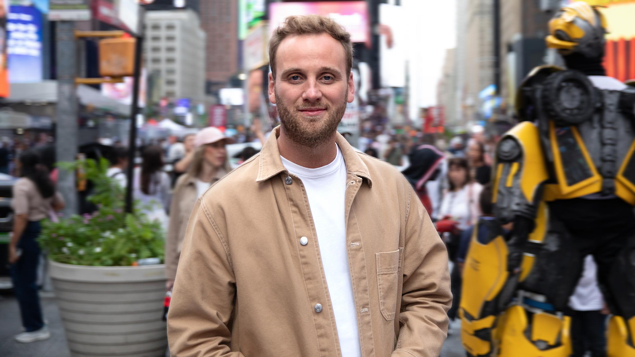 Leon Windscheid steht auf dem Times Square in New York.