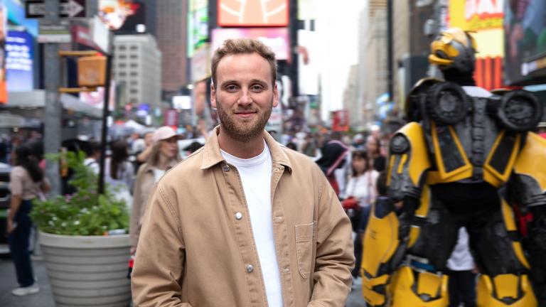 Leon Windscheid steht auf dem Times Square in New York.