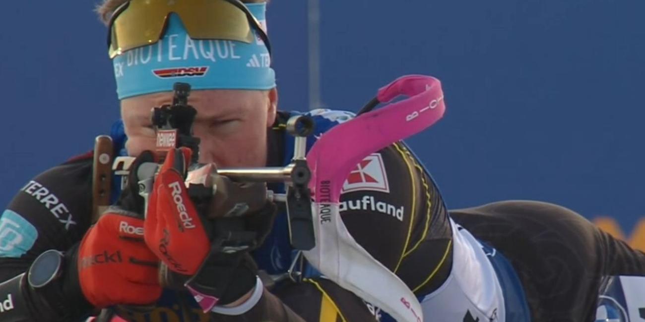 Der deutsche Biathlet Leonhard Pfund setzt beim Staffel-Weltcup in Kontiolahti zum Schuss mit dem Biathlongewehr an