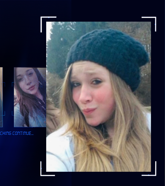 15-jähriges Mädchen blickt seitlich in die Kamera. Sie lächelt. Sie trägt eine dunkelblaue Wollmütze, hat lange blonde Haare. Im Hintergrund: Waldszene. Links daneben: Lichtschematische Darstellung eines Fingerabdrucks.