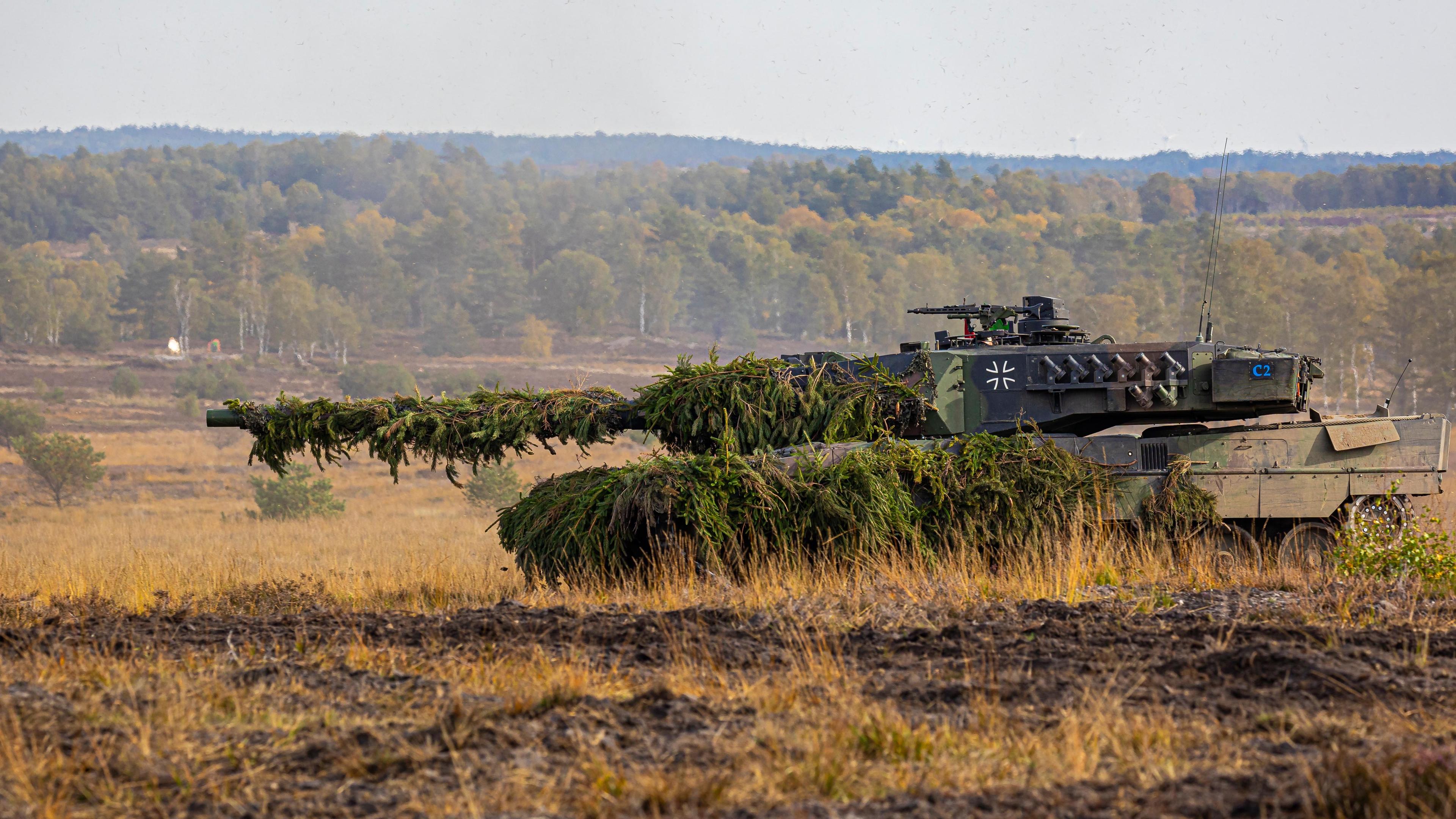 Niedersachsen, Ostenholz: Ein Kampfpanzer Leopard 2 nimmt an der Ausbildungs- und Lehrübung des Heeres teil.