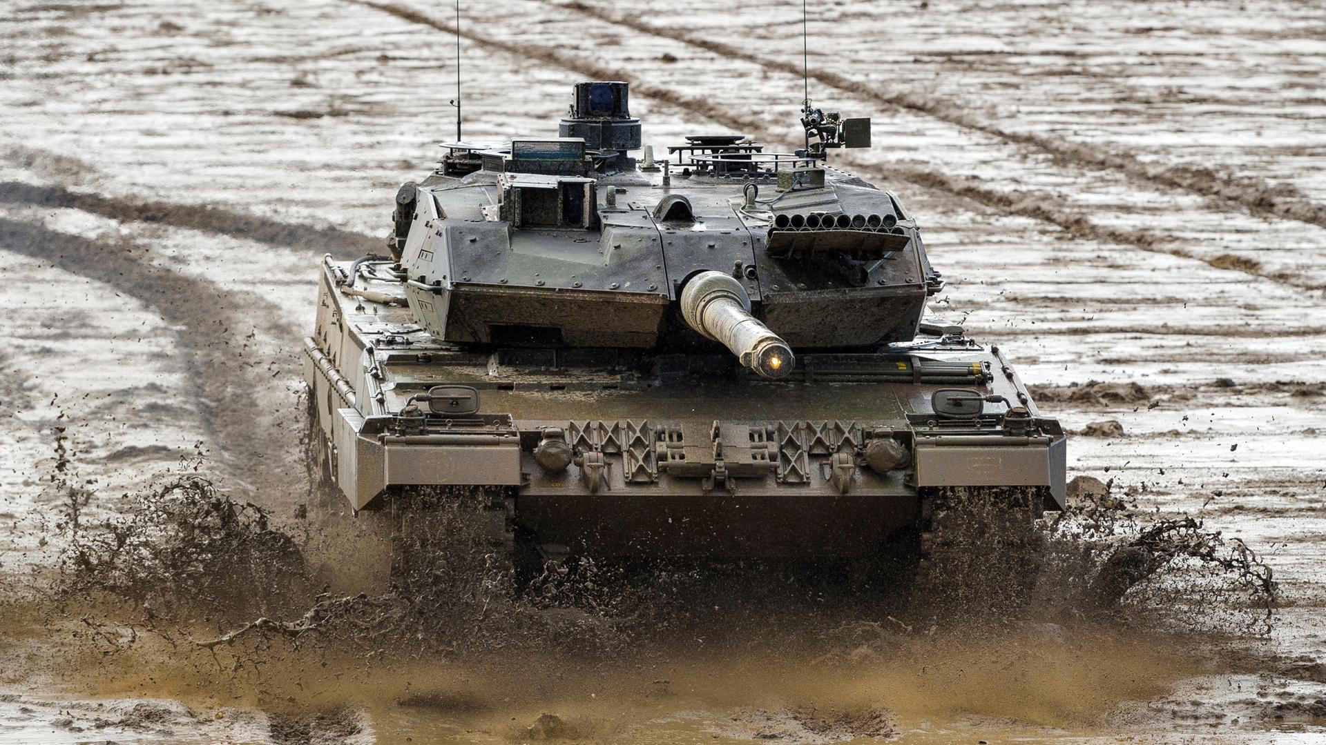 Niedersachsen, Munster: Ein Kampfpanzer der Bundeswehr vom Typ Leopard 2A6 fährt während einer Gefechtsvorführung über den Übungsplatz.