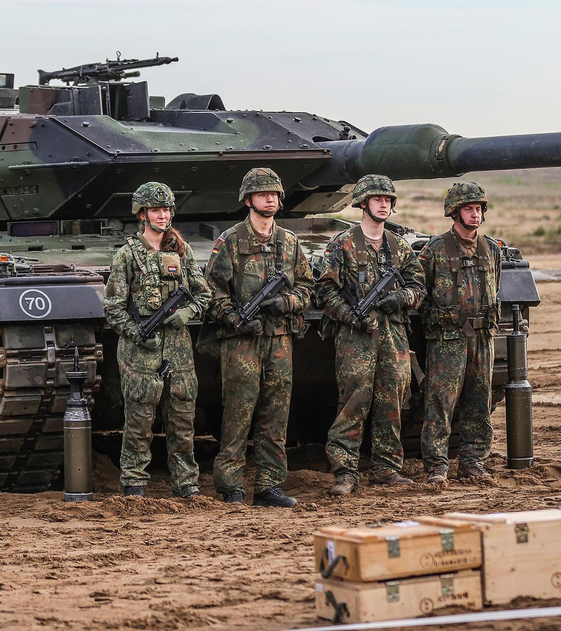 Besatzung vor einem Leopard 2 Kampfpanzer