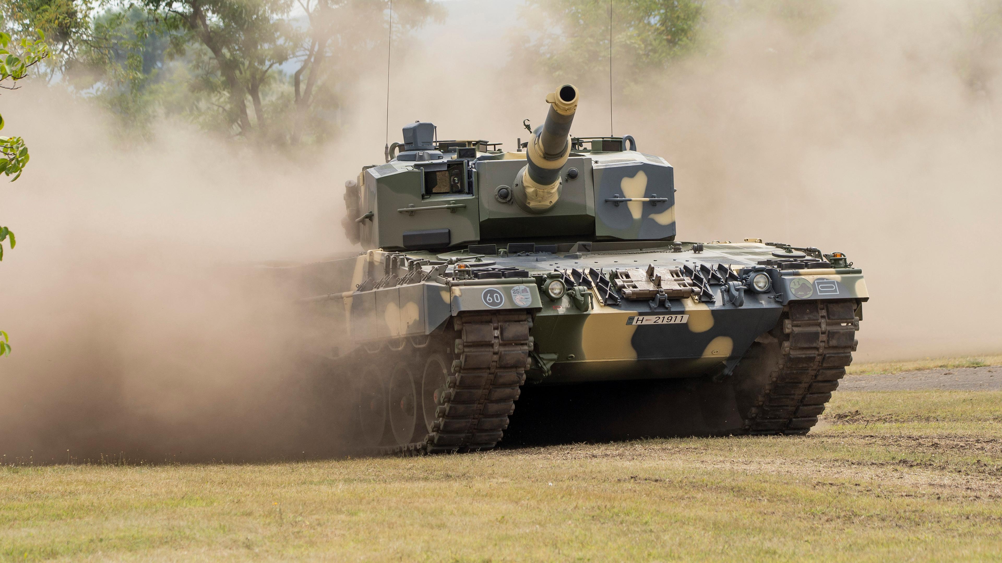 Ungarn, Tata: Einer der neuen Panzer wird zur Demonstration bei der feierlichen Übergabe der ersten vier Panzer von Typ Leopard 2 A4 an die ungarische Armee gefahren. Archivbild