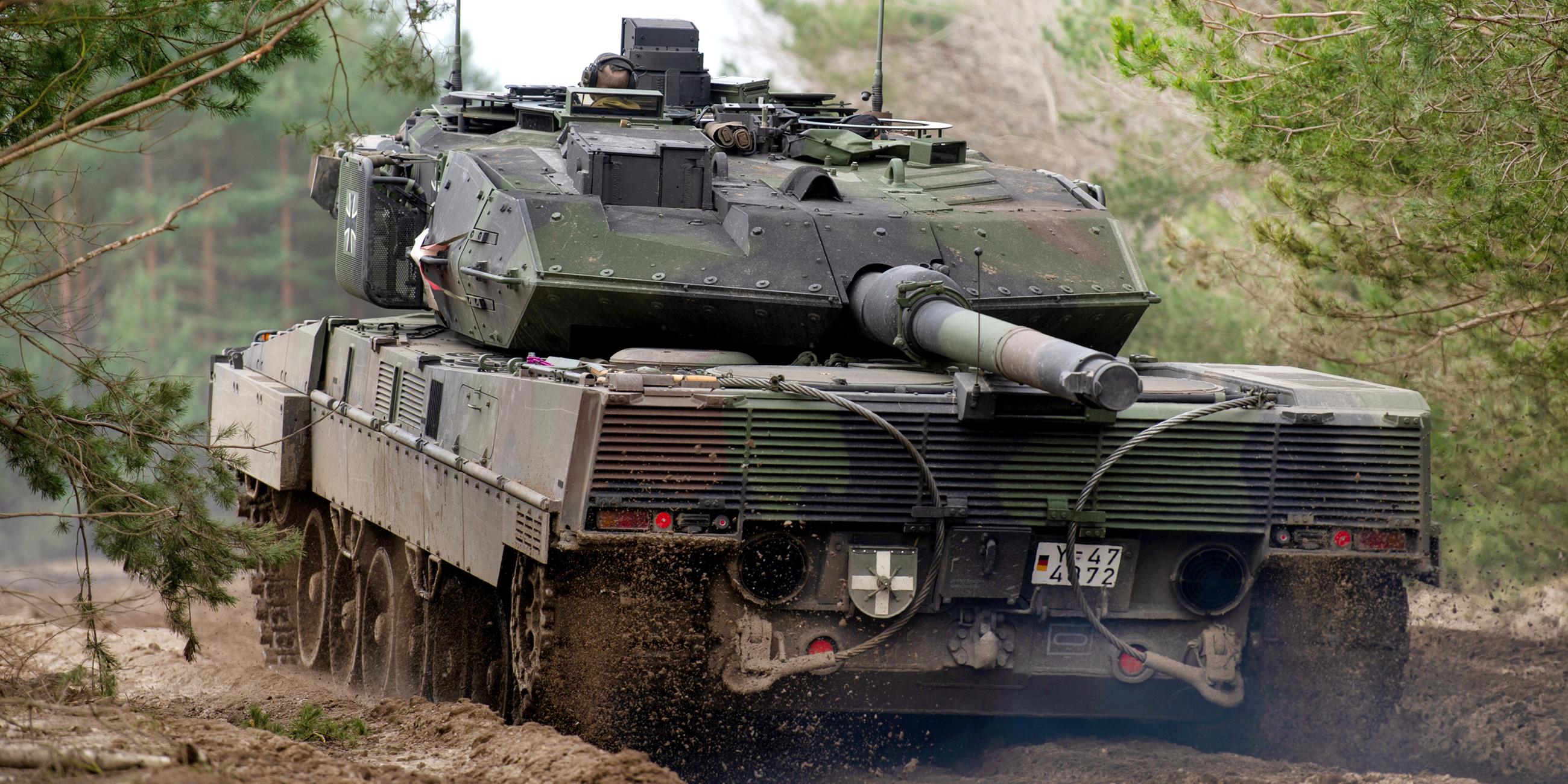 Ein Kampfpanzer vom Typ Leopard 2 A7V fährt während einer Übung zur Gefechtsaufklärung auf dem Truppenübungsplatz.