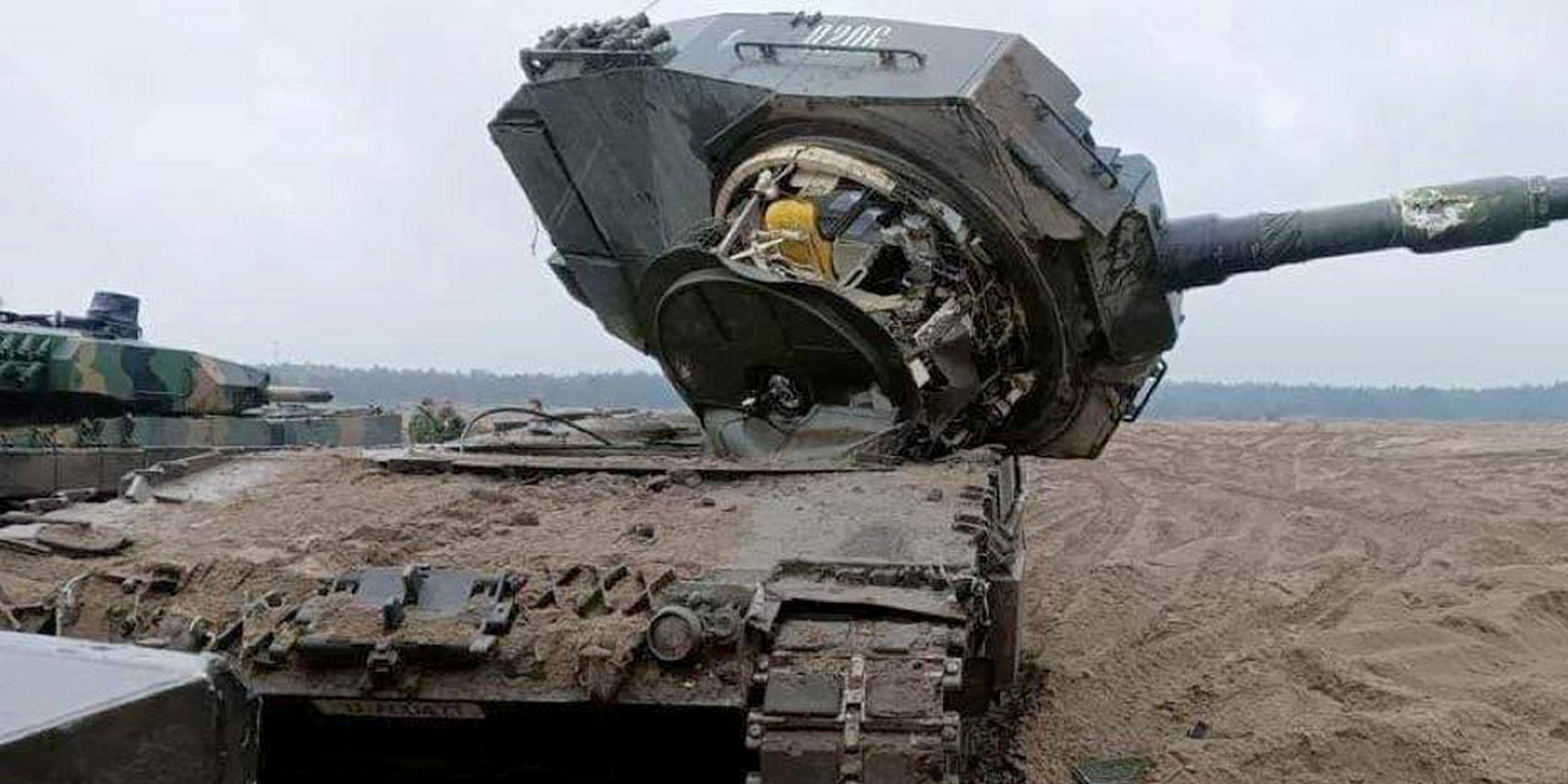 Beschädigter Leopard 2 auf einem polnischen Übungsplatz