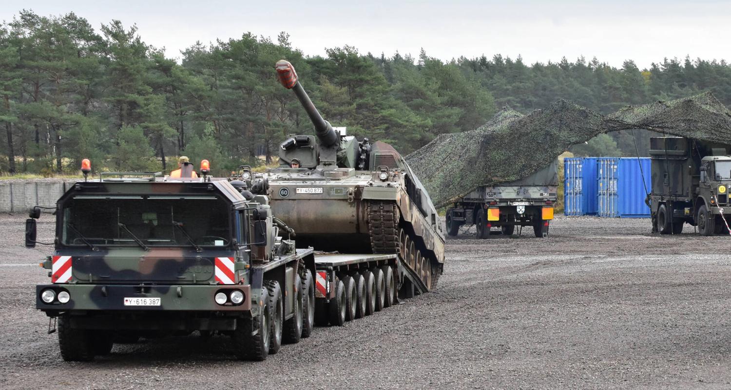 An einer Informationslehrübung der Bundeswehr wird das Beladen eines SLT Mammut mit einem Kampfpanzer Leopard gezeigt