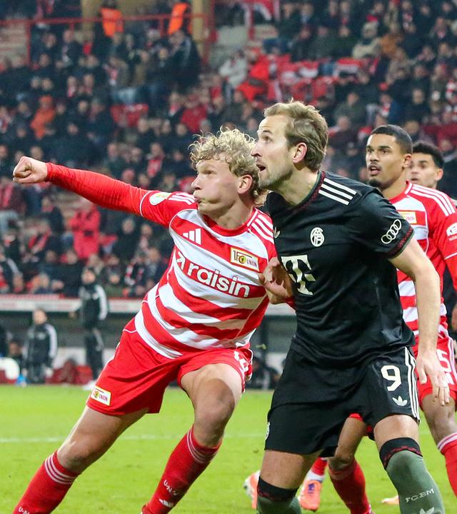 Harry Kane erwartet eine Flanke, Leopold Querfeld versucht ihn an der Annahme zu hindern